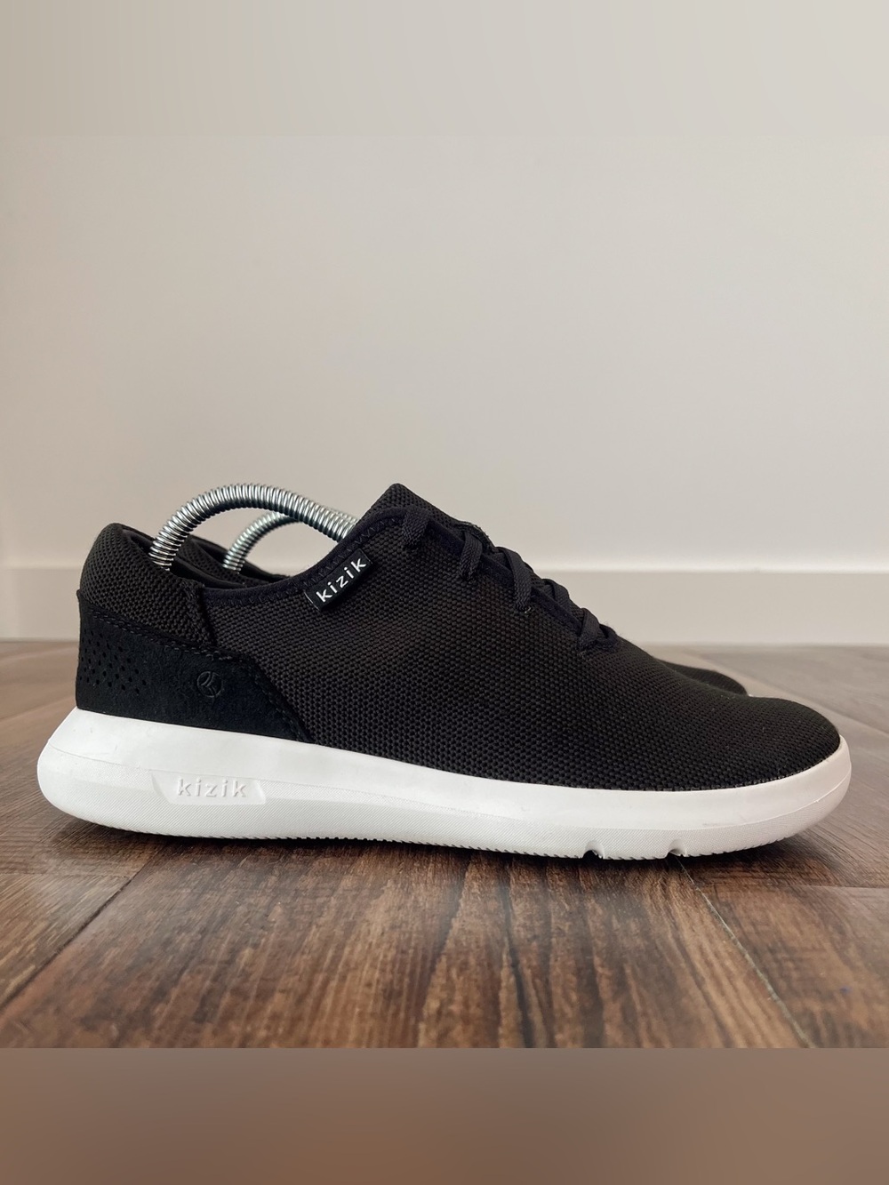 Kizik Madrid Sneaker Shoe Eco Knit Upper Hands Free Stretch Size 7 Black White